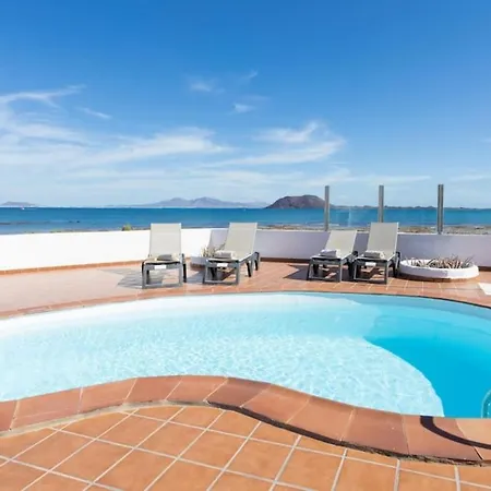 Villa Beachfront Remos: Lobos Island View & Private Pool