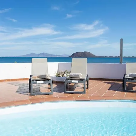 Beachfront Remos: Lobos Island View & Private Pool Villa Corralejo